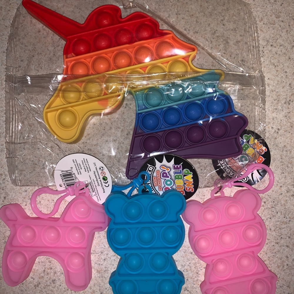 Pop it unicorn with 3 glow in the dark keychains